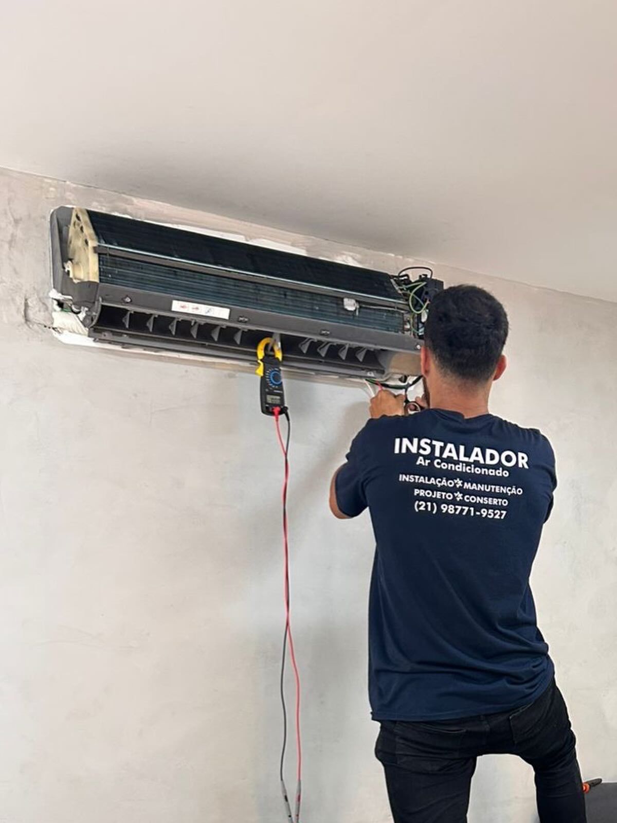 Técnico Airpure realizando manutenção de ar condicionado